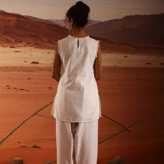 Sleeveless Embellished Straight Kurta