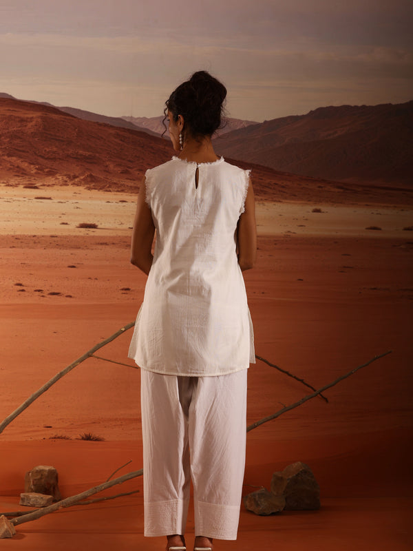 Sleeveless Embellished Straight Kurta