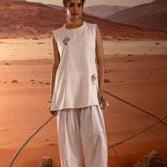 Sleeveless Embellished Straight Kurta