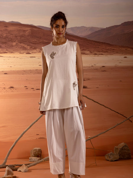Sleeveless Embellished Straight Kurta