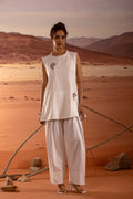 Sleeveless Embellished Straight Kurta