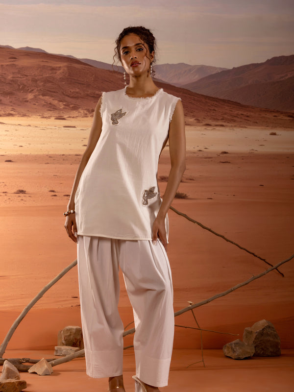 Sleeveless Embellished Straight Kurta